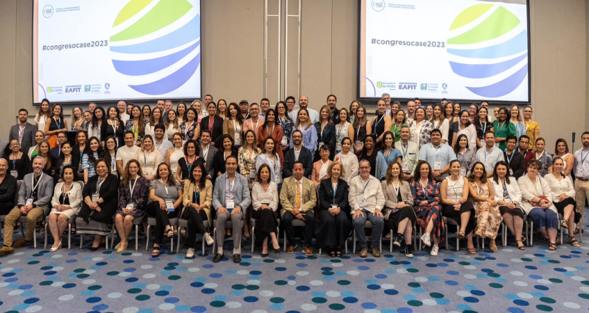 Universitarios culminan su participación en el Congreso CASE América Latina asistiendo a conferencia sobre liderazgo y responsabilidad individual.